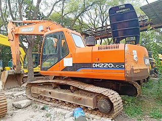斗山DH220-7挖掘機(jī)